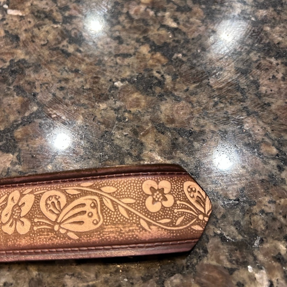 R.G. Bullco Cowhide Goods Belt Tan & Cream Belt w Gold Hardware
Size 46” - Picture 4 of 7